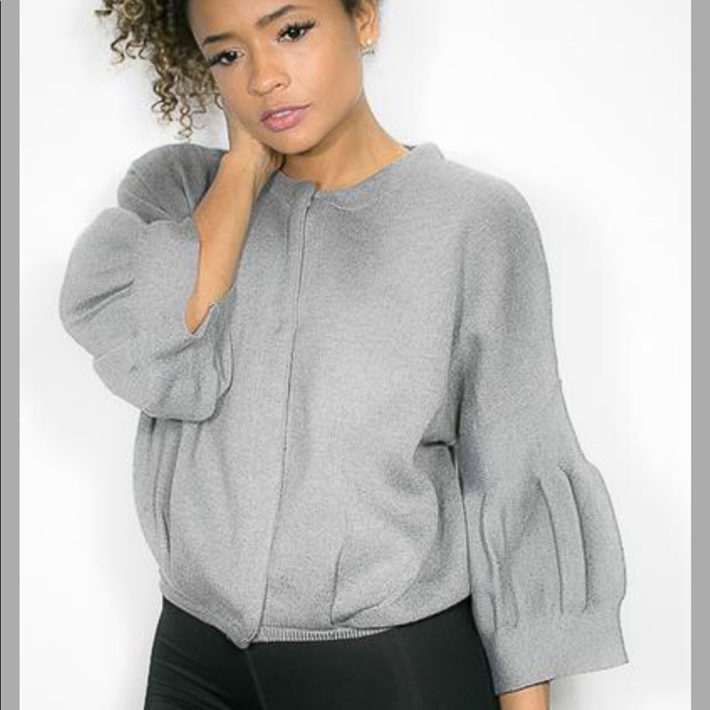 Sweat top with balloon sleeves.